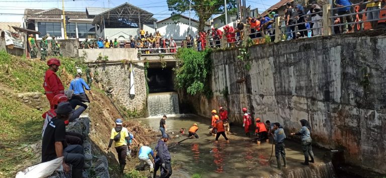 BPBD Laksanakan Kerja Bakti Bersihkan Kali Gandekan Bersama TNI, POLRI, Relawan dan ASN Dinas Terkait