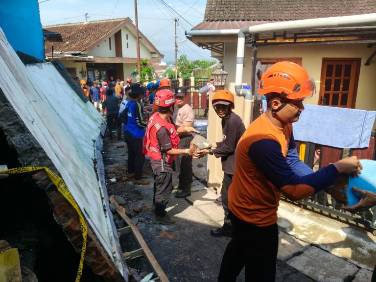 Tembok 4 Meter di Kota Magelang Ambruk Diterjang Hujan Deras, Warga dan Polisi Kompak Bersihkan Reruntuhan