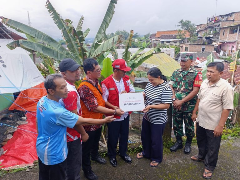 Penyerahan Bantuan kepada Korban Longsor di Kampung Beliksari Magelang