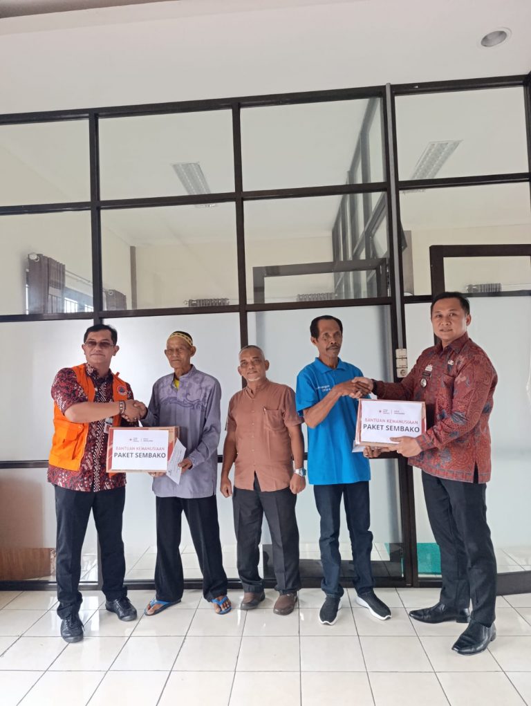 Penyerahan Bantuan kepada Korban Longsor di Kampung CangukMagelang