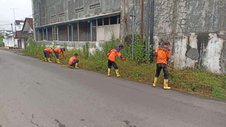 Semangat Hari Buruh, BPBD Kota Magelang Gelar Kerja Bakti di Tengah Cuaca Tak Menentu