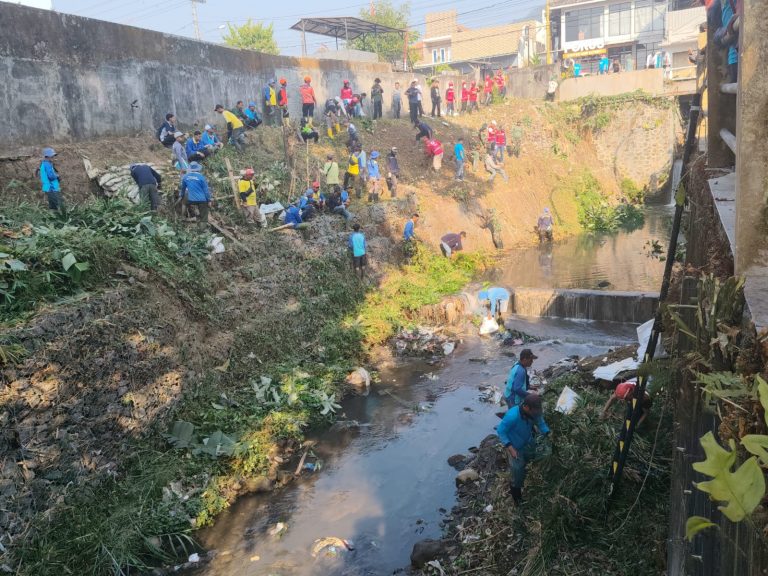 BPBD Kota Magelang Bersama Lintas Sektoral Gelar Kerja Bakti Bersih Sungai dan Talud Kali Gandekan